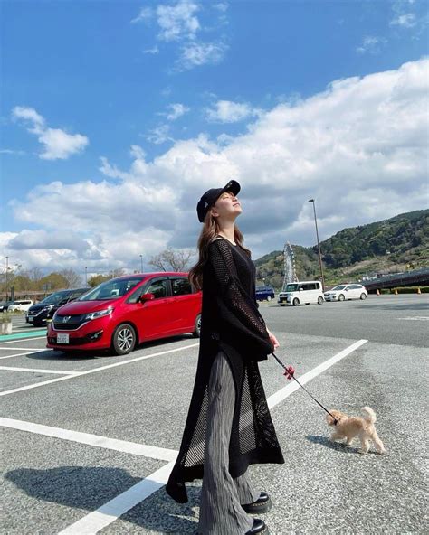 希帆さんのインスタグラム写真 希帆instagram「お外気持ち良い〜☀️🐕💕 車で遠くにお出掛けの時は、 楽ちんに限ります🥱（笑