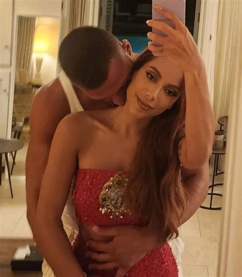 Anitta ganha beijo no pescoço de Simone Susinna em nova foto romântica