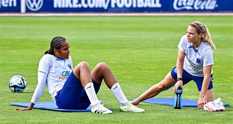 Equipe de France F Wendie Renard et Eugénie Le Sommer entrent dan