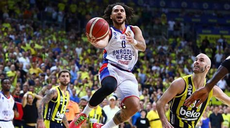 Fenerbahçe Beko Anadolu Efes maç sonucu 81 82 Larkin seriyi