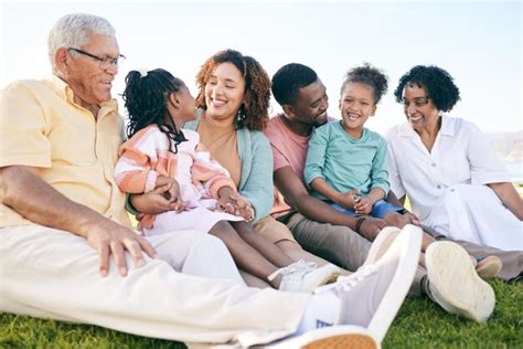 Sonrisa Familiar Y Generaciones De Personas Felices Al Aire Libre Que