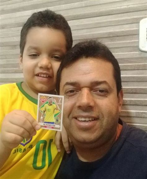 Ubat Crian A De Anos Encontra Figurinha Rara De Neymar E Decide