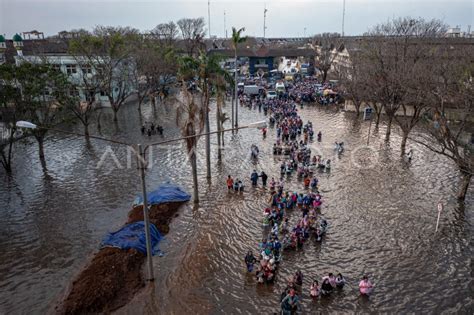 Banjir Rob Kembali Merendam Kawasan Pelabuhan Tanjung Emas Semarang