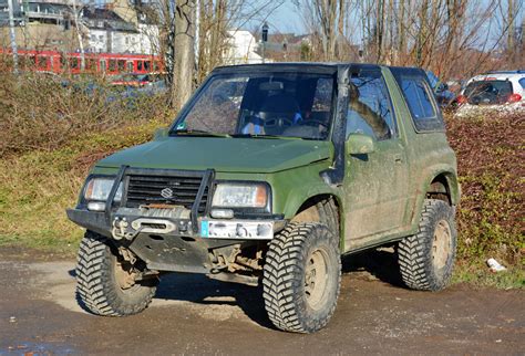 Suzuki Geländewagen am Bahnhof Euskirchen 06 02 2015 Fahrzeugbilder de