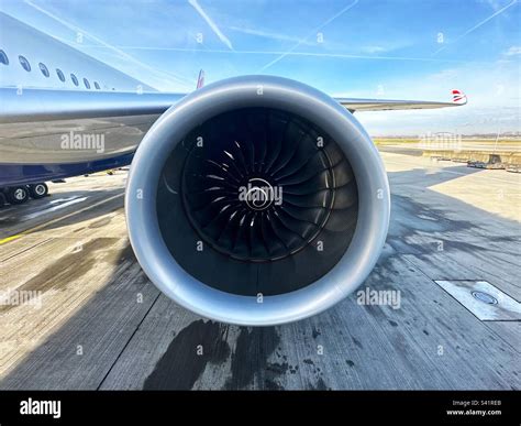 Primer plano de un enorme motor Rolls Royce Trent XWB 97 a reacción