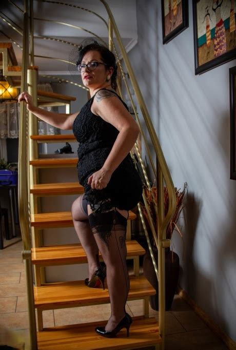 Mollige Mature Amateur Jenny Laat Haar Sappige Tieten Zien En Poseert