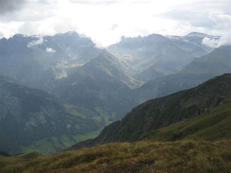 Blick auf Tschingelhörner und im Tal liegt Elm im Kanton Glarus