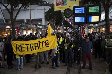 Συνεχίζεται η οργή στη Γαλλία Η αστυνομία απαγόρευσε τις διαδηλώσεις