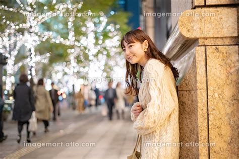 恋人とデートの待ち合わせをする日本人女性 （人物）の写真素材 [125334376] イメージマート