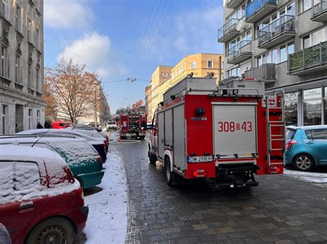 Wrocław Pożar w kamienicy na Kleczkowie Jedna osoba ranna ZDJĘCIA