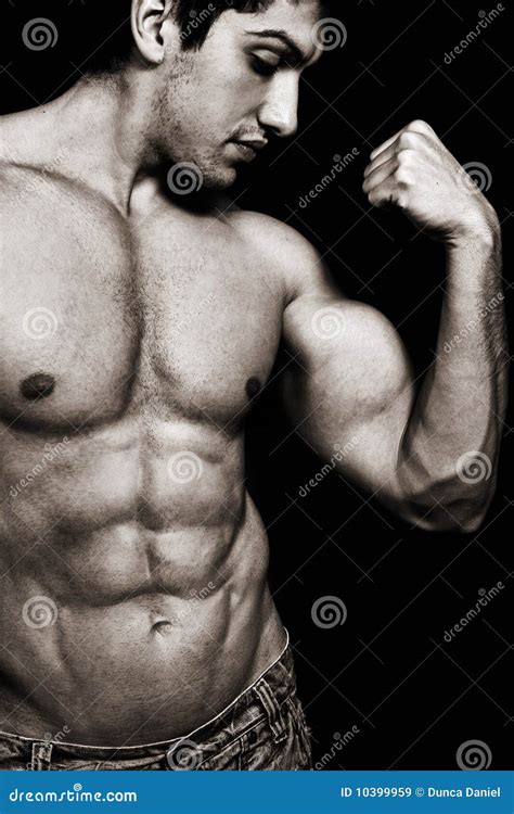 Homme Sexy Avec Le Biceps Et Labs Musculaires Image Stock Image Du