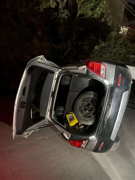 Accidente En La Colonia Lomas Del Bosque Camioneta Volcada Y Conductor