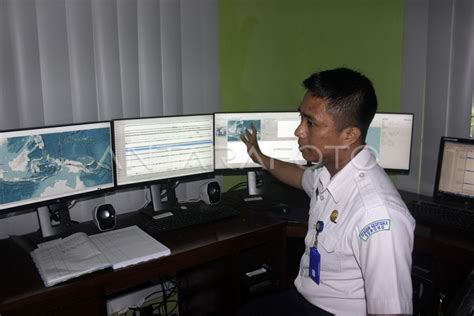 PAPUA BARAT RAWAN GEMPA DAN TSUNAMI ANTARA Foto