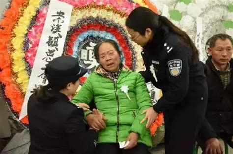 云南民警追凶途中殉职，两岁儿子一句“爸爸睡着了”让人泪目 每日头条