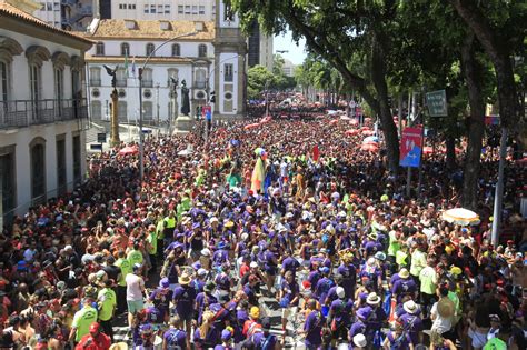 Monobloco fecha Carnaval de rua do Rio arrastando uma multidão de