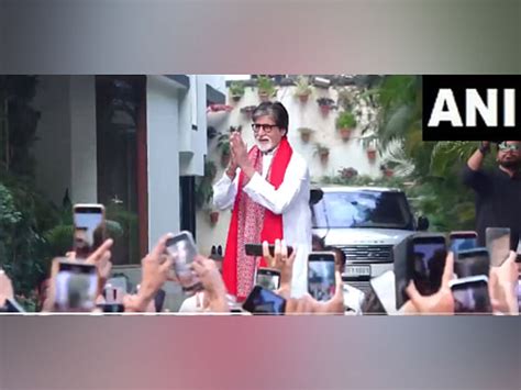 Sunday Darshan Amitabh Bachchan Dons Traditional Look As He Meets Fans