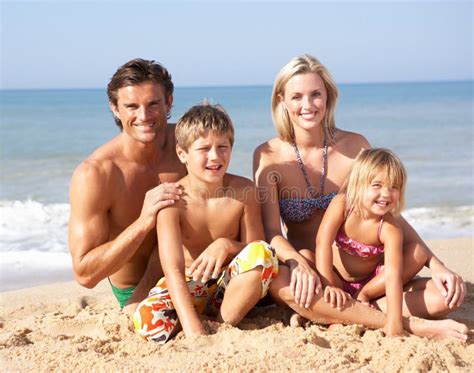 Pose Da Família De Três Gerações Na Praia Foto de Stock Imagem de