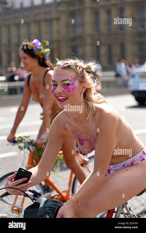 World Naked Bike Ride London Nue Les Cyclistes Traversent Le Pont De