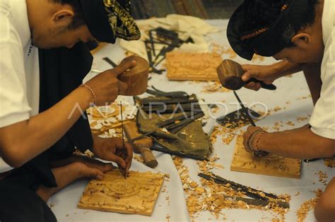 Uji Kompetensi Perajin Kayu Ukir Antara Foto