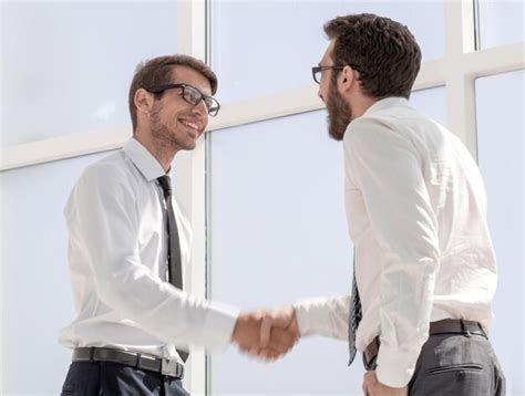 Colegas Alegres Apertando As M Os Uns Os Outrosconceito De Sucesso