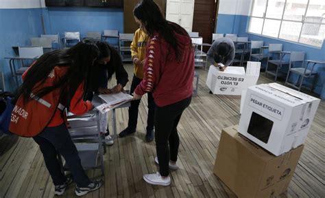 Cierran las urnas en Ecuador e inicia el escrutinio tras una votación