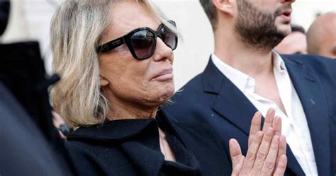 Funerali Berlusconi Tanti Tifosi Del Milan Affollano Piazza Duomo