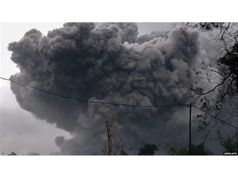 Awan Panas Erupsi Gunung Semeru Di Jawa Timur Meluncur Hingga