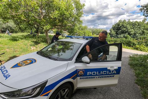 Teška nesreća u Istri Dvoje poginulih u prometnoj auto sletio niz