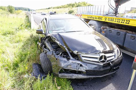 Drei Besch Digte Fahrzeuge Und Acht Verletzte Nach Unfall Auf Der A