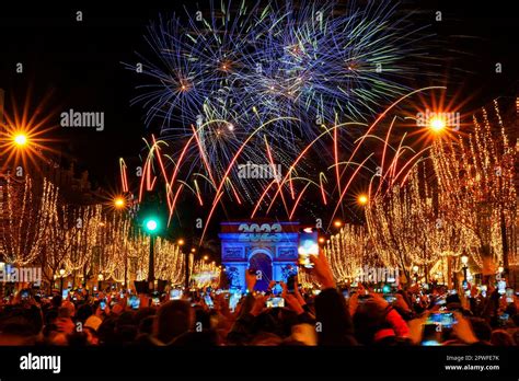 Paris France 1 Janvier 2023 Feux Dartifice Du Nouvel An Sur Larc