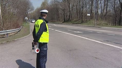 Nowe przepisy ws kontroli ruchu drogowego Policjant sprawdzi samochód