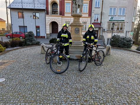 Strażacy z OSP Twierdza 25 km w kompletnym ubraniu specjalny i z