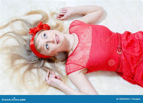 Image De Sourire Heureuse De Belle Jeune Femme De Pin up Blonde Drôle Photo stock Image du