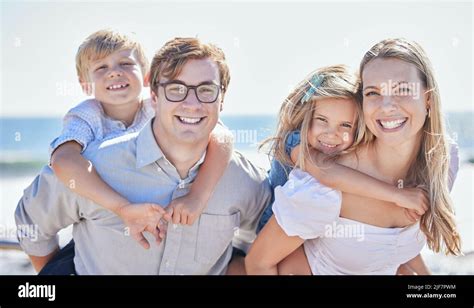 Famille Avec Deux Enfants Sur La Plage Banque De Photographies Et D