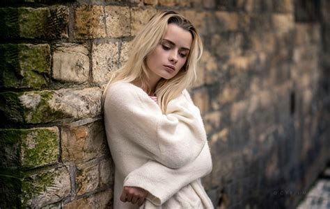 Wall Portrait Bricks Women Face Blonde Hd Wallpaper Rare Gallery