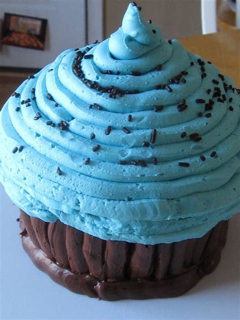 Giant Cupcake cake - Cookies and Cups