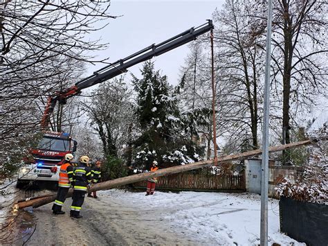 Technischer Einsatz T01 Strommast droht auf Straße zu stürzen