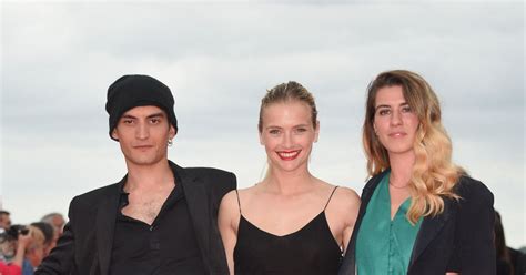 Etienne Baret Camille Razat Jeanne Sigwalt Photocall Sur Le Tapis