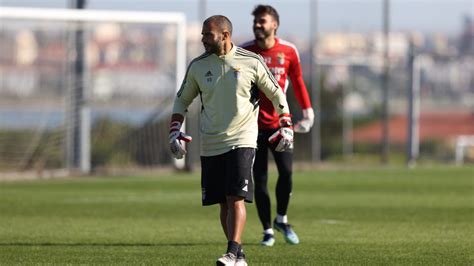 Benfica anuncia saída Bancada Central