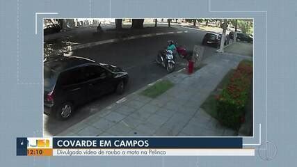 Vídeo flagra momento em que homem rouba moto de mulher em Campos no RJ