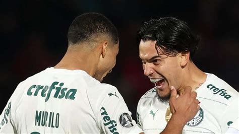 Zagueiros artilheiros Gómez e Murilo superam atacantes do Palmeiras em