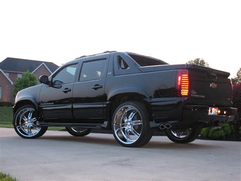 Chevrolet Avalanche Custom - reviews, prices, ratings with various photos