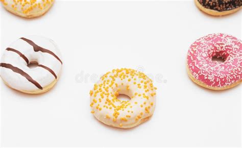 Donuts Deliciosos Sobre Fundo Branco Imagem De Stock Imagem De