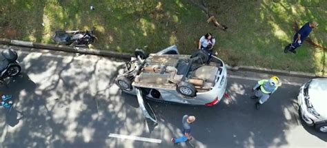 Acidente Na Prestes Maia Carro Capota E Fica As Rodas Para Cima