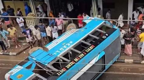 Bus Accident In Malappuram മലപ്പുറത്ത് സ്വകാര്യബസ് നിയന്ത്രണം വിട്ടു മറിഞ്ഞു 15 പേര്‍ക്ക്