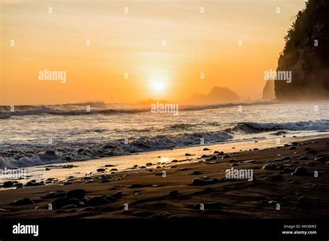 Pololu Valley Hawaii Big island Sunrise Stock Photo - Alamy