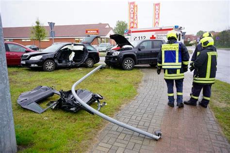 Feuerwehr Befreit Eingeklemmten Fahrer