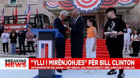 Ish presidenti Bill Clinton nderohet me medaljen Ylli i Mirënjohjes