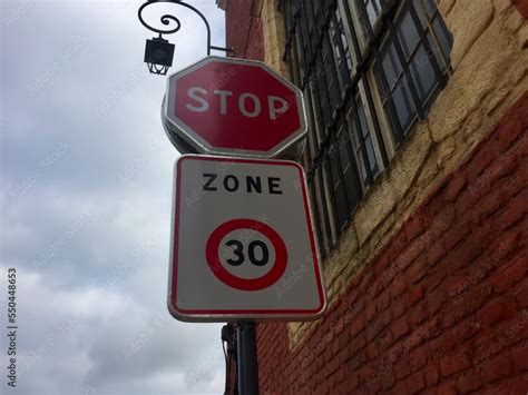 Panneau Stop et panneau d entrée dans une zone limitée à 30 km h Stock