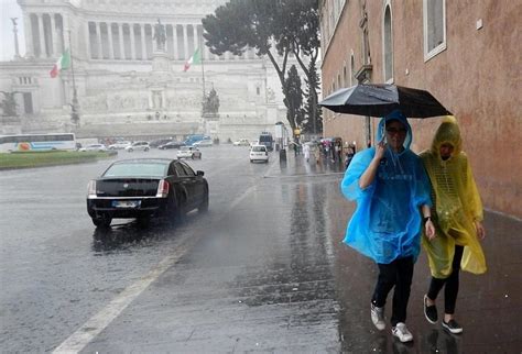 Maltempo A Roma La Capitale Si Sveglia Sotto Il Temporale